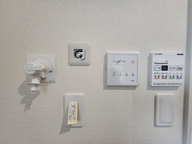 リナージュ高崎下之城町1期 全1棟の設備|現地撮影：乾太くん用ガスコンセント、浴室換気乾燥暖房機リモコン