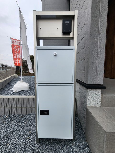 リナージュ高崎下之城町1期 全1棟の設備|現地撮影：機能門柱、宅配BOX