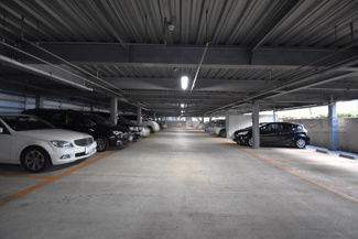 【駐車場】 | マンションの駐車場スペース。空きの有無や駐車料金、サイズ規定などについては、改めてお問い合わせください。～即日のご見学可能～　お問合せはお気軽にどうぞ。