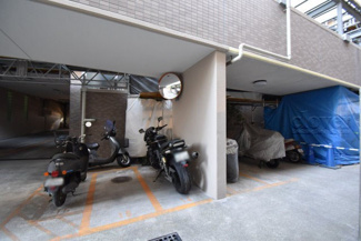【駐車場】 | バイク置き場。空き区画の有無や駐輪料金、サイズおよび排気量規定などについては、改めてお問い合わせください。～即日のご見学可能～　お問合せはお気軽にどうぞ。