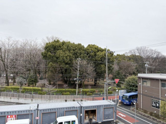 【展望】 | 眼前に広がる空の雄大さと、このお部屋の自慢の一つである「眺望」をご覧ください。毎日、この景色を独り占めできる新生活に夢が広がります。～即日のご見学可能～　お問合せはお気軽にどうぞ。