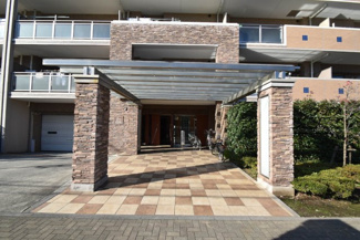 【エントランス】 | オートロックを備えた、マンションのエントランス。やはりセキュリティの観点は欠かすことができません。皆様を“安全”に送り出し、出迎えてくれます。～即日のご見学可能～　お問合せはお気軽にどうぞ。