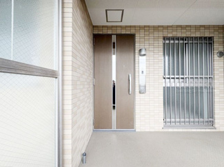 【その他共用部分】 | 皆様をお迎えする、お部屋の玄関ドア。開けやすさや開放角度、ドアノブの操作しやすさや鍵の形状などを、現地で一度ご確認ください。～即日のご見学可能～　お問合せはお気軽にどうぞ。