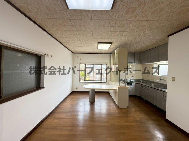 中宮西之町戸建　賃貸の居間・リビング|ゆったり過ごせる居間です