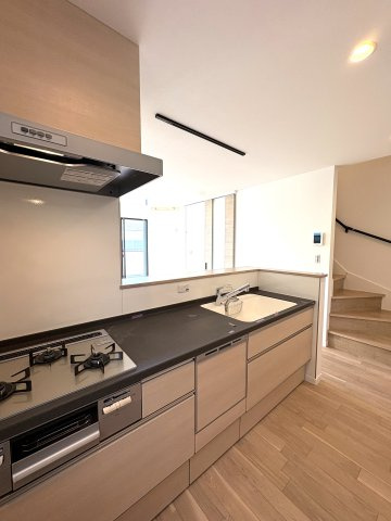 BEACH SIDE LIVING — 緑が浜の家のキッチン