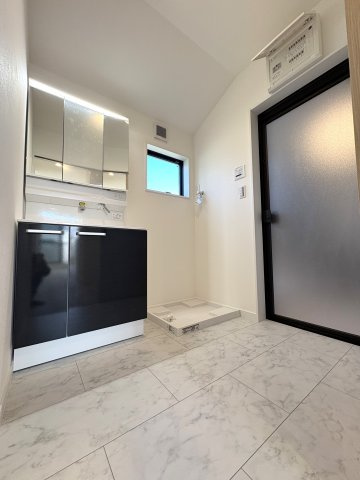 BEACH SIDE LIVING — 緑が浜の家の洗面所