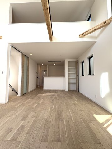 BEACH SIDE LIVING — 緑が浜の家の居間・リビング