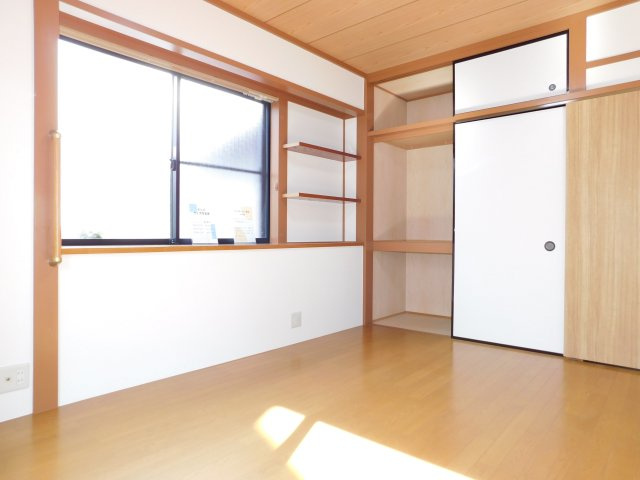 名古屋市中川区法華１丁目の中古一戸建の洋室|◇１階洋室◇　　南面を含む２面採光で明るい洋室約５．６帖　全居室収納完備　ＬＤＫと続き間で１６．２帖