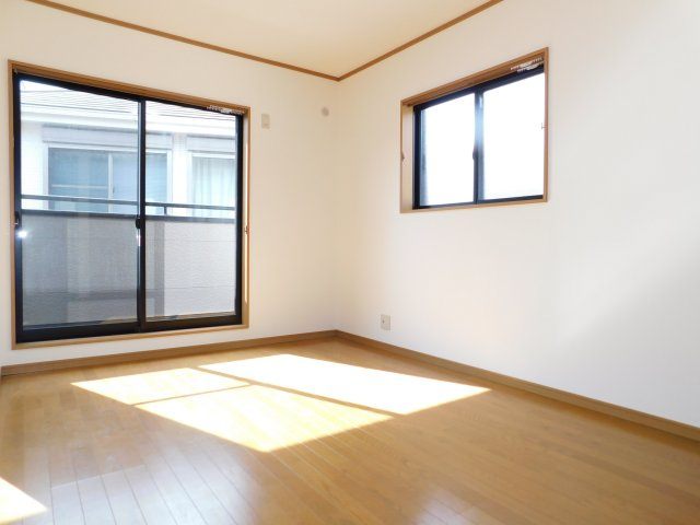 名古屋市中川区法華１丁目の中古一戸建の洋室|◇２階洋室◇　　南面を含む２面採光で明るい洋室約５．６帖　全居室収納完備！　バルコニー利用可　隣の洋室と続き間で１１．７帖としてもお使いいただけます♪