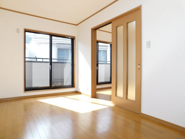 名古屋市中川区法華１丁目の中古一戸建の洋室|◇２階洋室◇　　南面を含む２面採光で明るい洋室約６．１帖　全居室収納完備！　バルコニー利用可　隣の洋室と続き間で１１．７帖としてもお使いいただけます♪