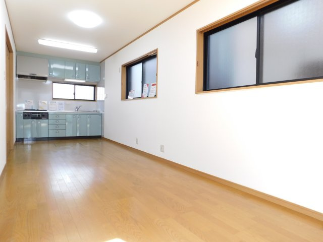 名古屋市中川区法華１丁目の中古一戸建の居間・リビング|◇リビング◇　　南面を含む２面採光で明るいリビング約１０．６帖　陽当り良好で明るいリビングには自然と家族が集まります♪　（２０２５年１２月リフォーム済）