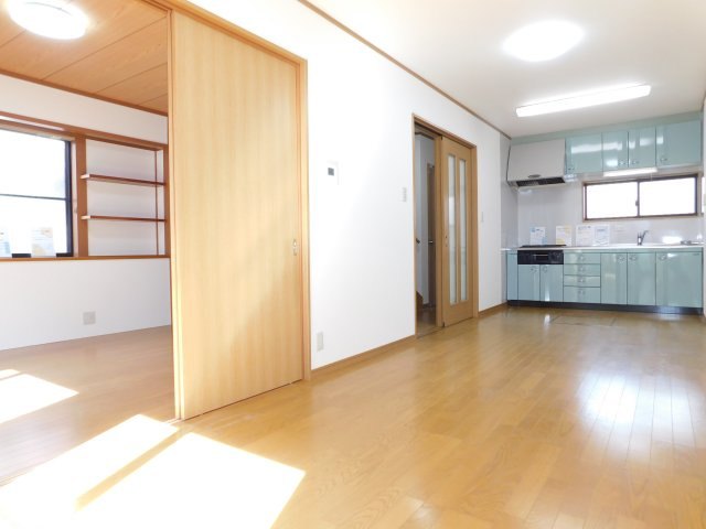 名古屋市中川区法華１丁目の中古一戸建の居間・リビング|◇リビング◇　　南面を含む２面採光で明るいリビング約１０．６帖　（２０２５年１２月リフォーム済）