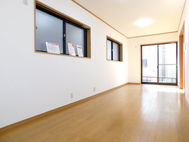 名古屋市中川区法華１丁目の中古一戸建の居間・リビング|◇リビング◇　　南面を含む２面採光で明るいリビング約１０．６帖　リビングとダイニング空間を分けやすい間取り♪　（２０２５年１２月リフォーム済）