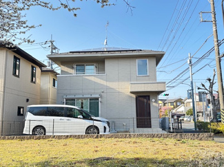 【外観】 | 千葉市緑区おゆみ野　中古戸建　鎌取駅 | ハウスメーカーの重量感あるファサードと隣接地に咲く花がマッチする写真です。