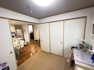 【和室】 | 千葉市緑区おゆみ野　中古戸建　鎌取駅 | リビングと一体となるＬ型開口の襖。