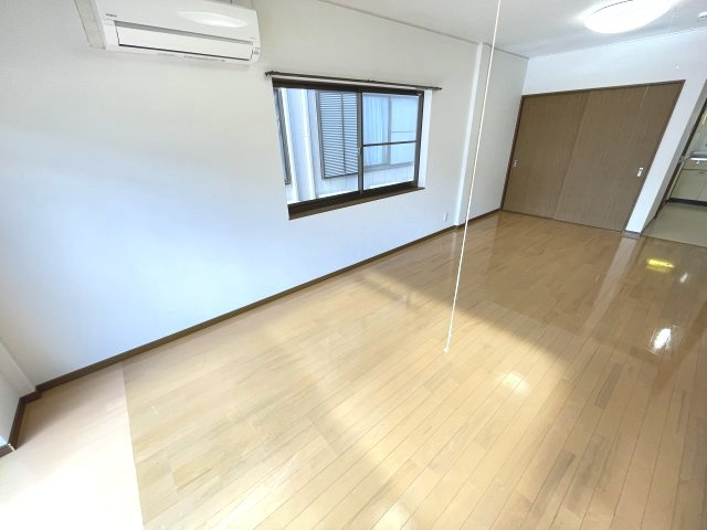 【寝室】 | 広くて明るい寝室