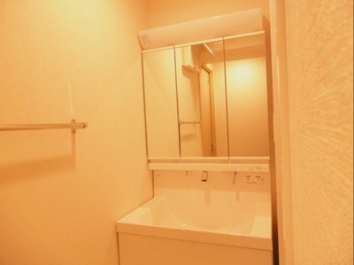 【独立洗面台】 | JU TOWER FRONT 北斎St | 独立洗面台、小物を置くことができて便利です