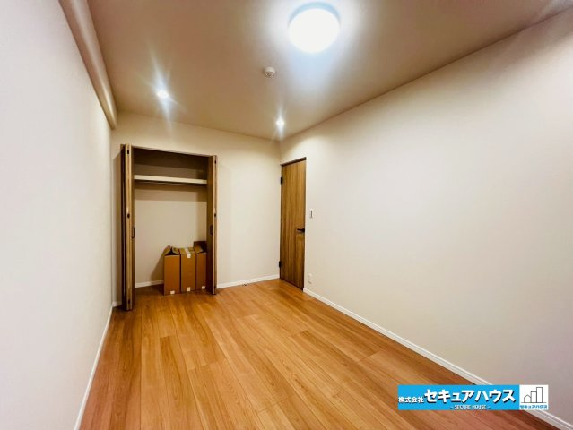 カルティア刈谷松坂の洋室|【洋室6.5帖】
◆広々とした居住空間は日々の暮らしを彩り、心のやすらぎと満足感を与えてくれます。通風と採光を考慮した設計は子供たちはのびのび育ち、家族でくつろぎと団らんを生み出します。　　　　　　　