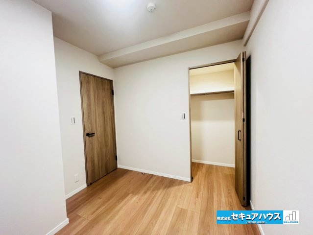 カルティア刈谷松坂の収納|【洋室5.3帖】
◆家族一人ひとりの大切なプライベート空間。趣味に合わせて使って頂けるようシンプルに仕上げてあります。暮らし心地を大きく左右する収納を、適材適所に配置し使い勝手を考慮しました。　　　　