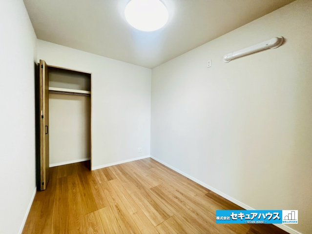 カルティア刈谷松坂の洋室|【洋室5帖】
◆お子様のお部屋や主寝室、来客時の宿泊室、趣味のお部屋としてもご利用いただけます♪
◆全居室収納付きのため、各居室ごとにお洋服や荷物を収納できます。　　　　　　　　　　　　　　　　　　　