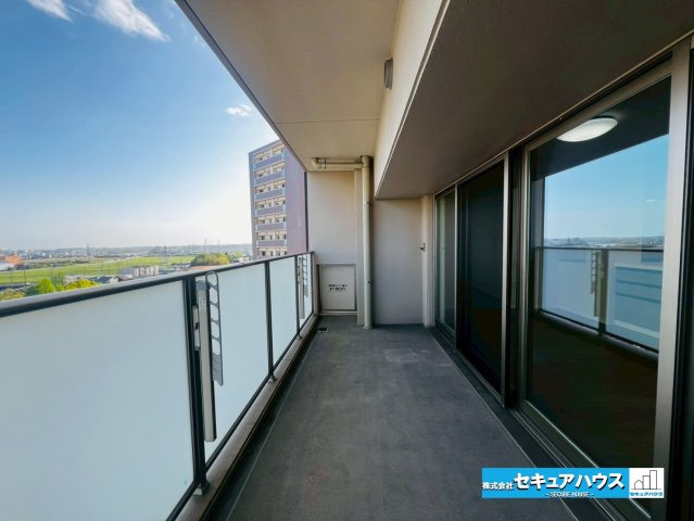 カルティア刈谷松坂のバルコニー|【バルコニー】
◆見晴らしもよく、太陽の温かな温もりをめいっぱい受け止めてくれます。
太陽の光と爽やかな風を受けたお洗濯物はあっという間に乾き、取りこむ時には太陽の匂いを感じられそうですね。　　　　　