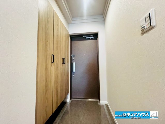 カルティア刈谷松坂の玄関|【玄関】
◆収納力の高いシューズボックス付きのため、玄関周りがすっきりと片付きます。
◆オートロック付きマンションでダブルロックキーのため防犯面も安心です。　　　　　　　　　　　　　　　　　　　　　　