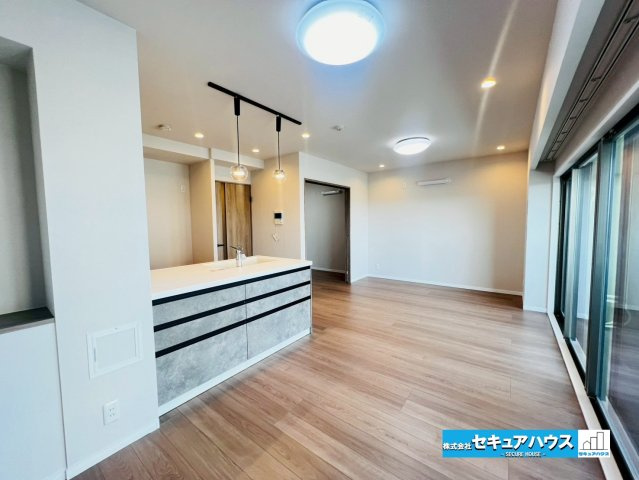 カルティア刈谷松坂の居間・リビング|【LDK16.1帖】
◆通学から帰宅し、リビングルームで会話を楽しむ子ども達。リビングから臨む景色は太陽色に染まり、解放感溢れゆったりとしたひと時を過ごすことが出来る素敵な空間です。　　　　　　　　　