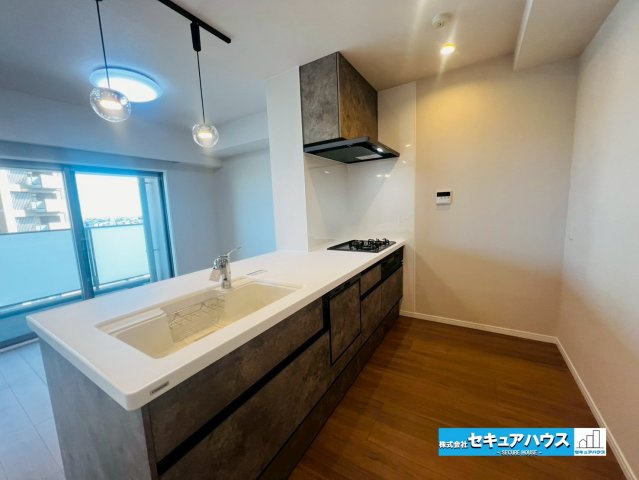 カルティア刈谷松坂のキッチン|【キッチン】
◆対面式キッチンのため料理をしながらリビングの様子やテレビを見ることができます。
◆広々としたスペースのため家族で並んで料理することが可能！
◆キッチン新品交換済みです♪　　　　　　　　