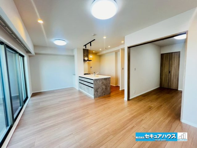 カルティア刈谷松坂の居間・リビング|【LDK16.1帖】
◆大きな窓から採光を取り入れ明るいリビングです。
◆16.1帖のリビングに５帖の洋室が続くため開放感のある空間です。扉を閉めて部屋を分けることもできる汎用性の高さが魅力です。　　