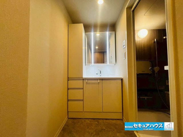 カルティア刈谷松坂の独立洗面台|【洗面台】
◆鏡の裏にはたっぷりと収納スペースを標準装備！
◆電源を付属しているのでドライヤーなど利用できます。
◆洗面台下にも収納スペースがあるため、タオルや洗剤のストックなどを入れられます。　　　