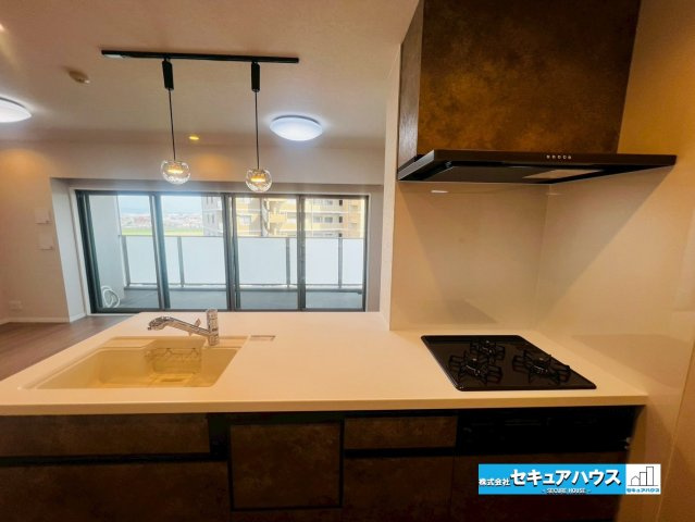 カルティア刈谷松坂のキッチン|【キッチン】
◆ワイドシンクに3口コンロ付きのシステムキッチン！
◆洗い物の時短に繋がる食洗機付き♪
◆スマートレンジフードはお掃除が楽にできます。
◆カウンターキッチンのため広くスペースを使えます。