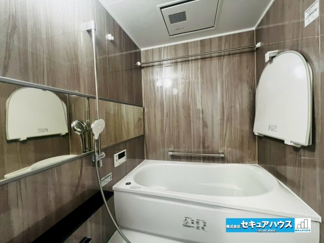 カルティア刈谷松坂の浴室|【バスルーム】
◆大きな鏡があることにより奥行を出して広さを感じられる設計です♪
◆アクセントパネルで落ち着きのある雰囲気を演出します。
◆追い炊き機能を備えたオートバスです。　　　　　　　　　　　
