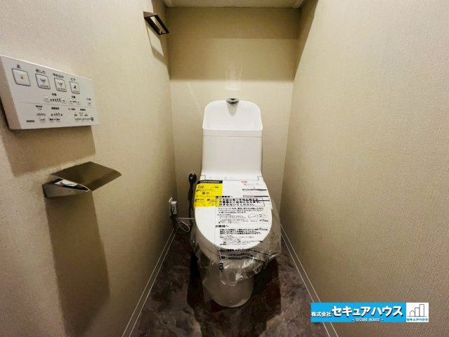 カルティア刈谷松坂のトイレ|【高機能トイレ】
◆高機能トイレの多くは便器のフタの開閉が自動であり、使用後に手動で水を流す面倒もなく非常に便利です。スタイリッシュな見た目で、お掃除しやすく、節水効果が高いです。　　　　　　　　　　
