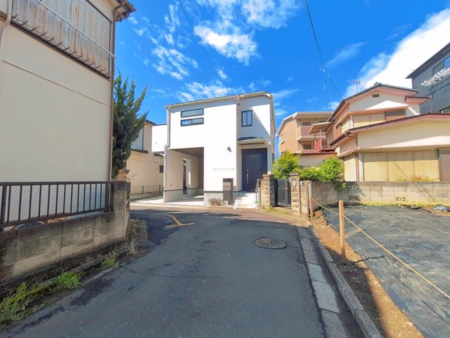 入間郡三芳町大字藤久保の新築一戸建の前面道路含む現地写真