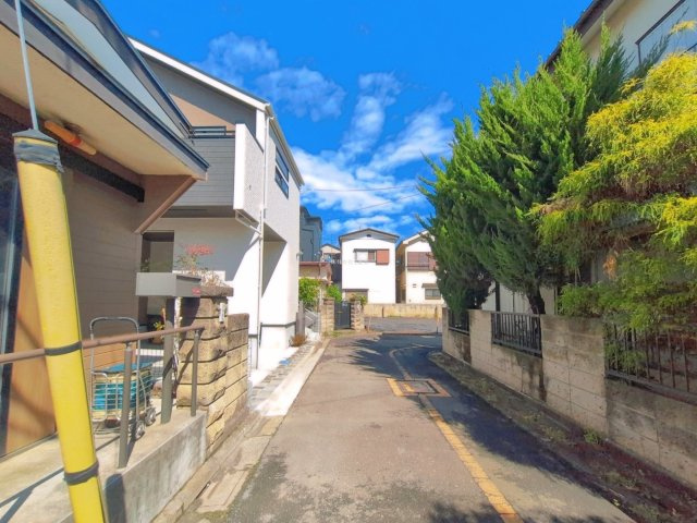 入間郡三芳町大字藤久保の新築一戸建の前面道路含む現地写真