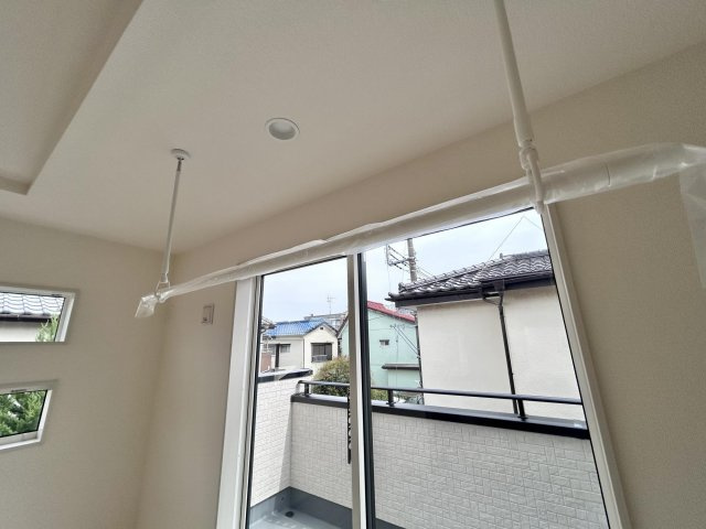 入間郡三芳町大字藤久保の新築一戸建の前面道路含む現地写真