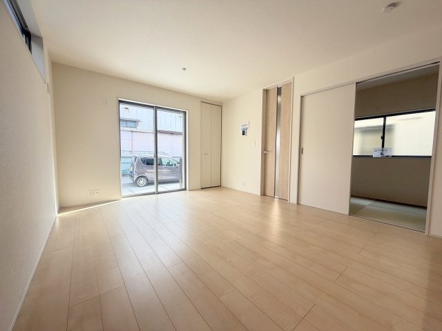 三郷市彦川戸1丁目　新築戸建　全1棟の居間・リビング|家族団らんで過ごすリビングは15帖の広さを確保