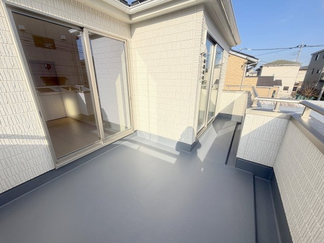 三郷市彦川戸1丁目　新築戸建　全1棟のバルコニー|南向きの広々バルコニーで洗濯物もたっぷり干せます