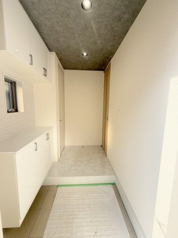 三郷市彦川戸1丁目　新築戸建　全1棟の玄関|玄関から見た室内写真です