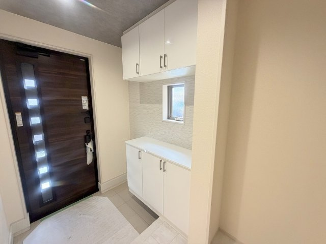 三郷市彦川戸1丁目　新築戸建　全1棟の玄関|カウンターにはお好きなインテリアが飾れます