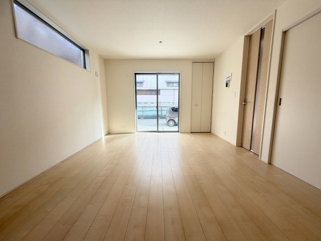 三郷市彦川戸1丁目　新築戸建　全1棟の居間・リビング|南向きの陽当たり良好なリビング