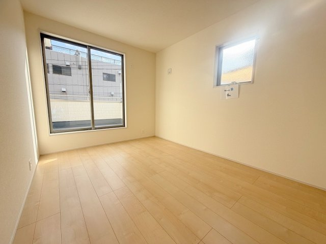 三郷市彦川戸1丁目　新築戸建　全1棟の洋室|バルコニーに面した明るい洋室6帖