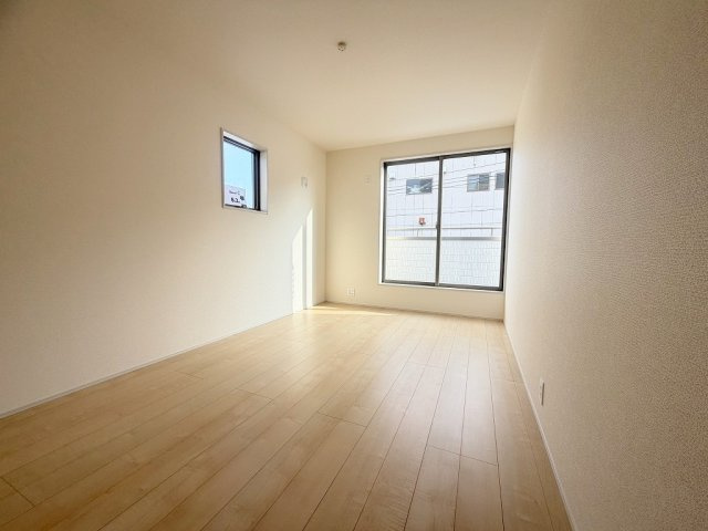 三郷市彦川戸1丁目　新築戸建　全1棟の洋室|バルコニーに面した明るい洋室8.2帖・主寝室としていかがでしょう