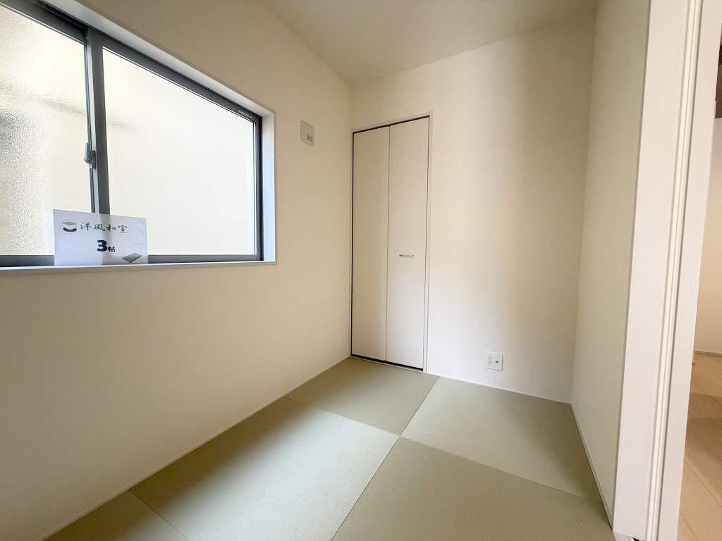 三郷市彦川戸1丁目　新築戸建　全1棟の和室|マルチに使えるリビング横の和室3帖