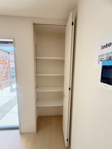 三郷市彦川戸1丁目　新築戸建　全1棟の収納|ストック品や書類の収納にも便利なリビングの収納