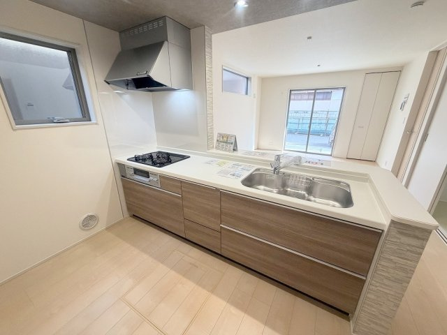 三郷市彦川戸1丁目　新築戸建　全1棟のキッチン|会話の弾む対面システムキッチンです