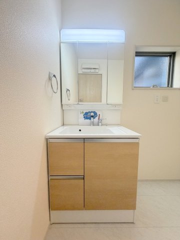 三郷市彦川戸1丁目　新築戸建　全1棟の独立洗面台|三面鏡付きシャワードレッサーで朝の準備も快適