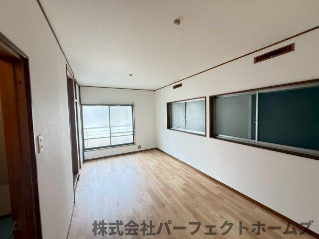 門真市本町戸建の洋室|落ち着いた色調の洋室です