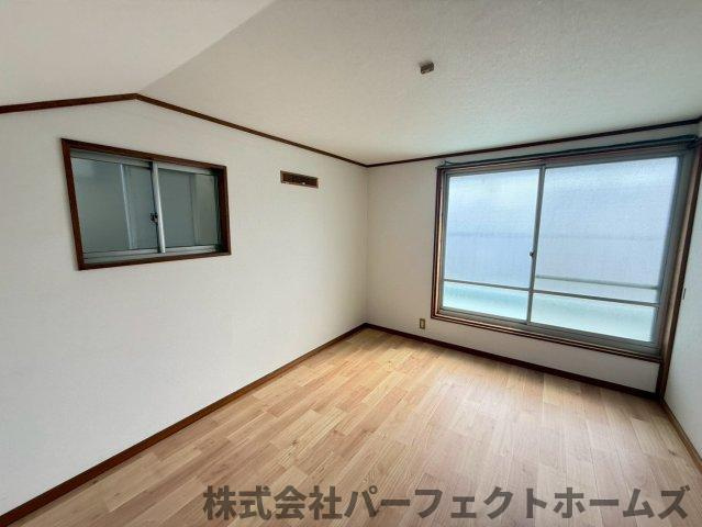 門真市本町戸建の洋室|使い勝手のいい洋室です