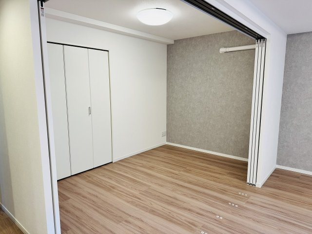 レクシオ大和田の洋室|～リビングに隣接している4.7帖の洋室です～